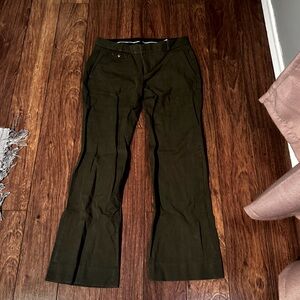 Excellent condition. Just wrinkled from the drawer